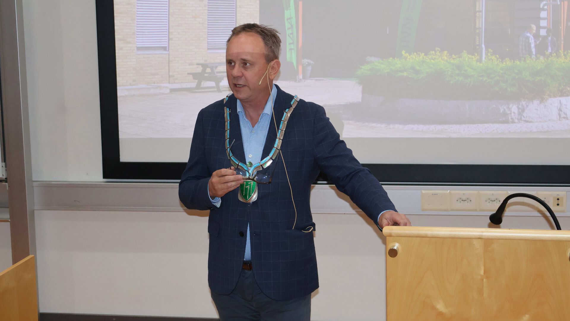 Ordfører Ole Erik Hørstad snakker i et auditorium