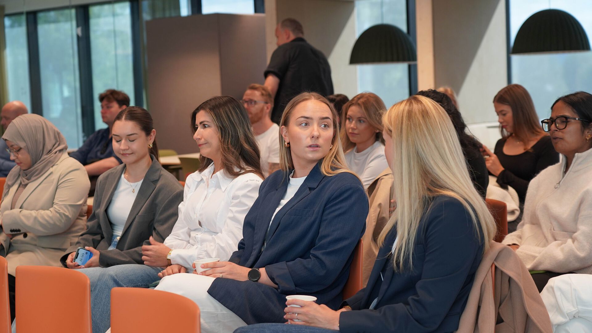 Studenter sitter på rekke i et auditorium