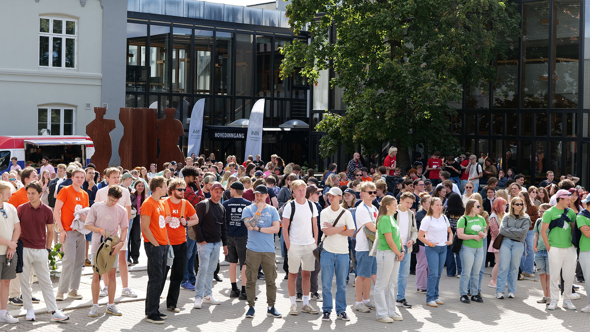 Oversiktsbilde med mange studenter ute på studiested Hamar ved studiestart 2025.