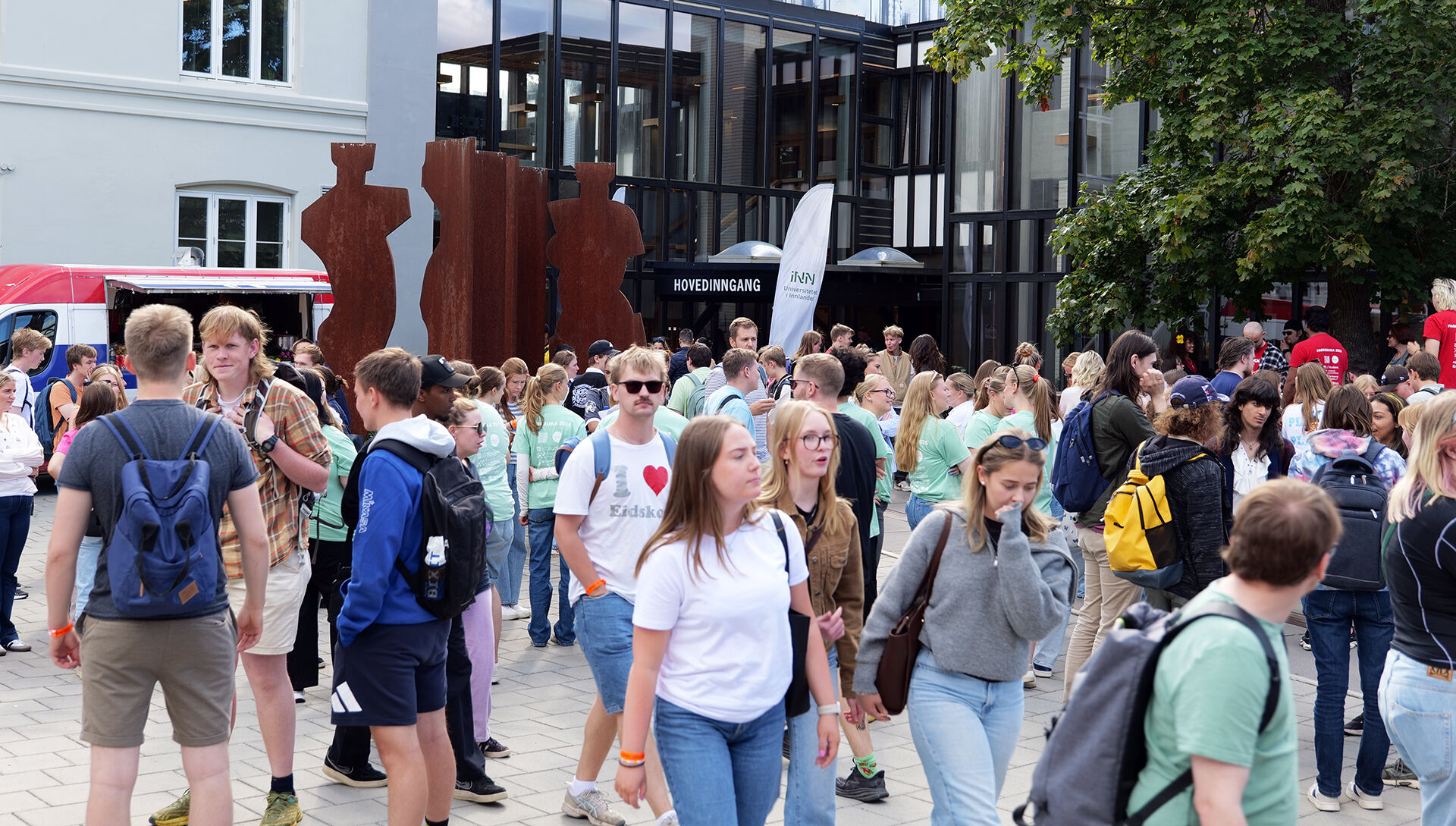 En stor mengde studenter ute på studiested Hamar