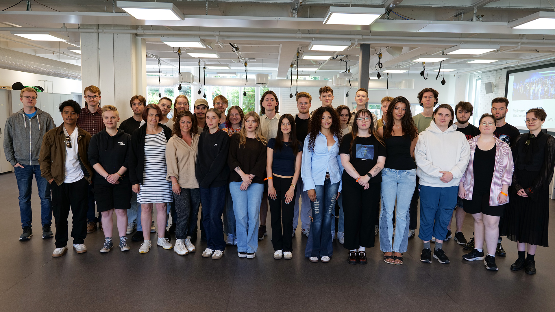 En stor klasse med studenter står oppstilt. De er musikkstudenter. 