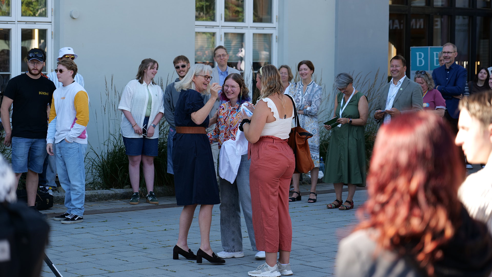 Ordfører i Hamar i prat med et par studenter