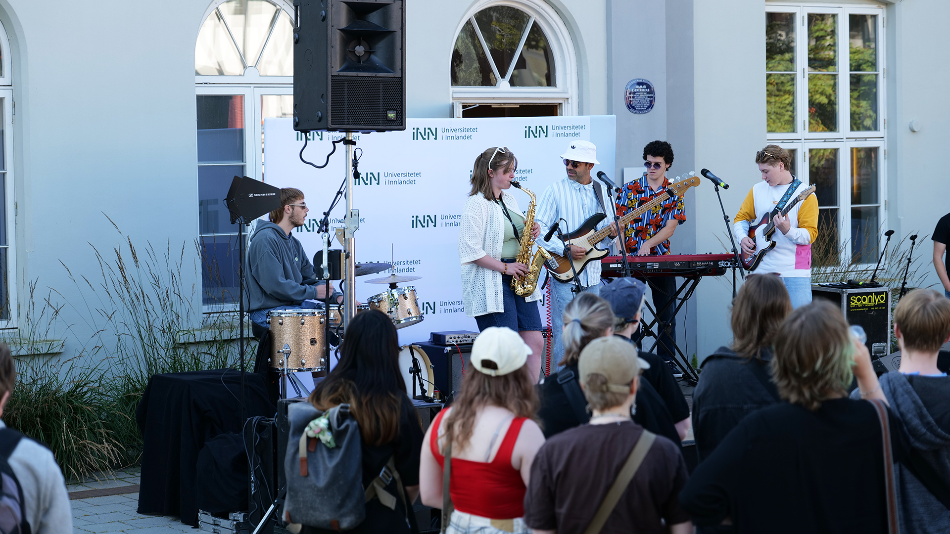 Fire stykker spiller i et band