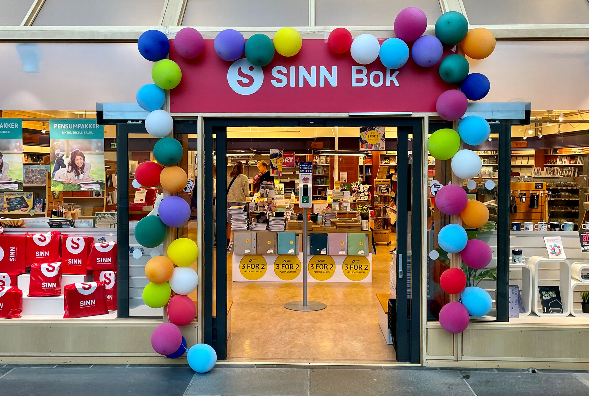 Ballonger rundt en dør