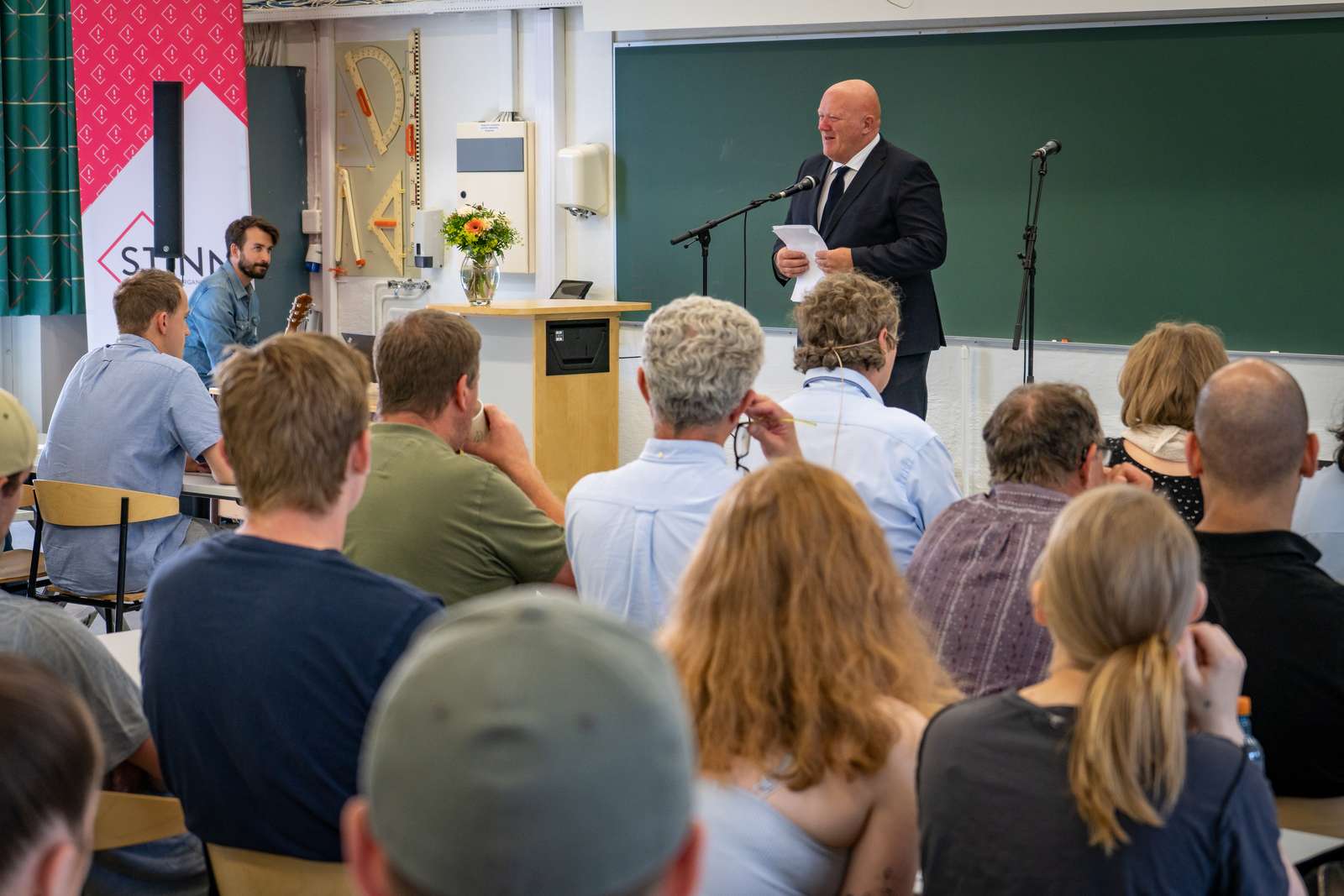 Rektor Peer Jacob Svenkerud taler for studenter