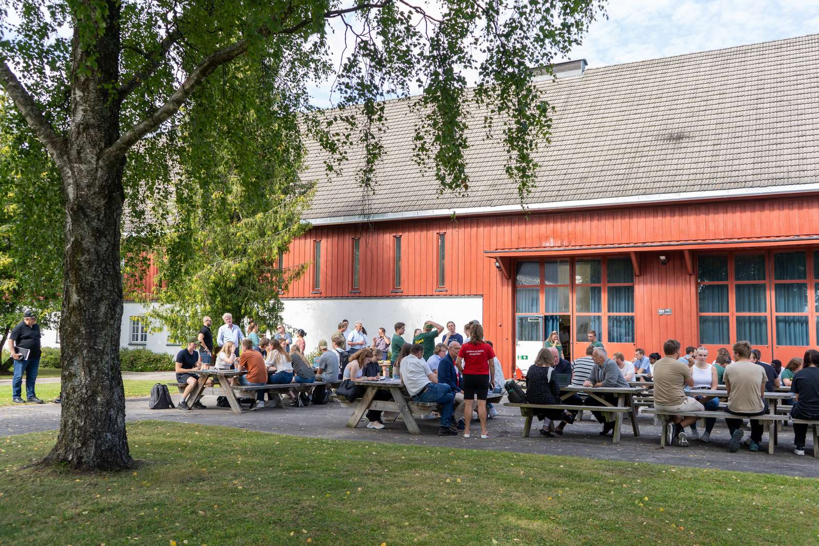 Bilde av studenter ved langbord på Blæstad