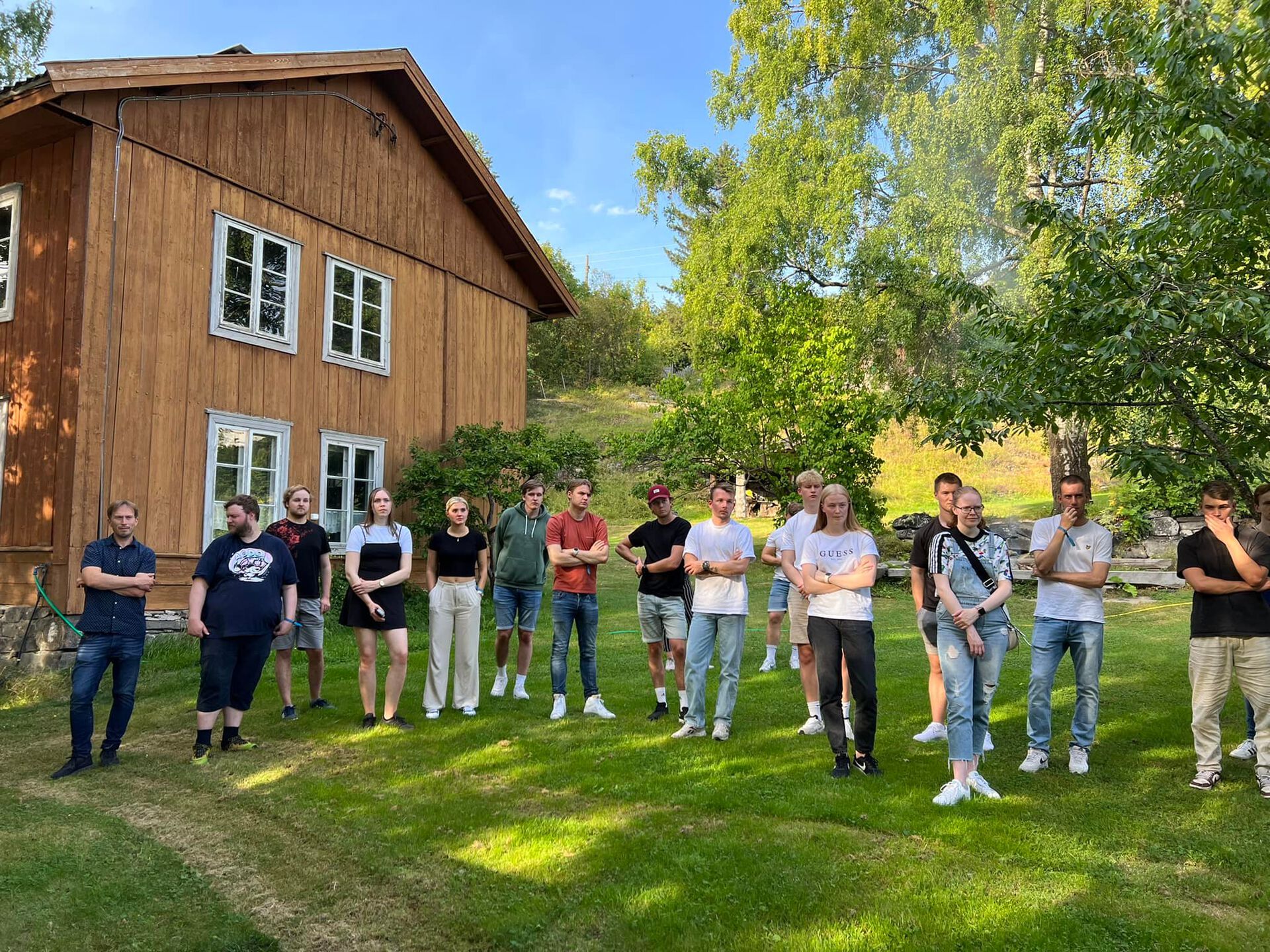 Studenter i en hage på en gård