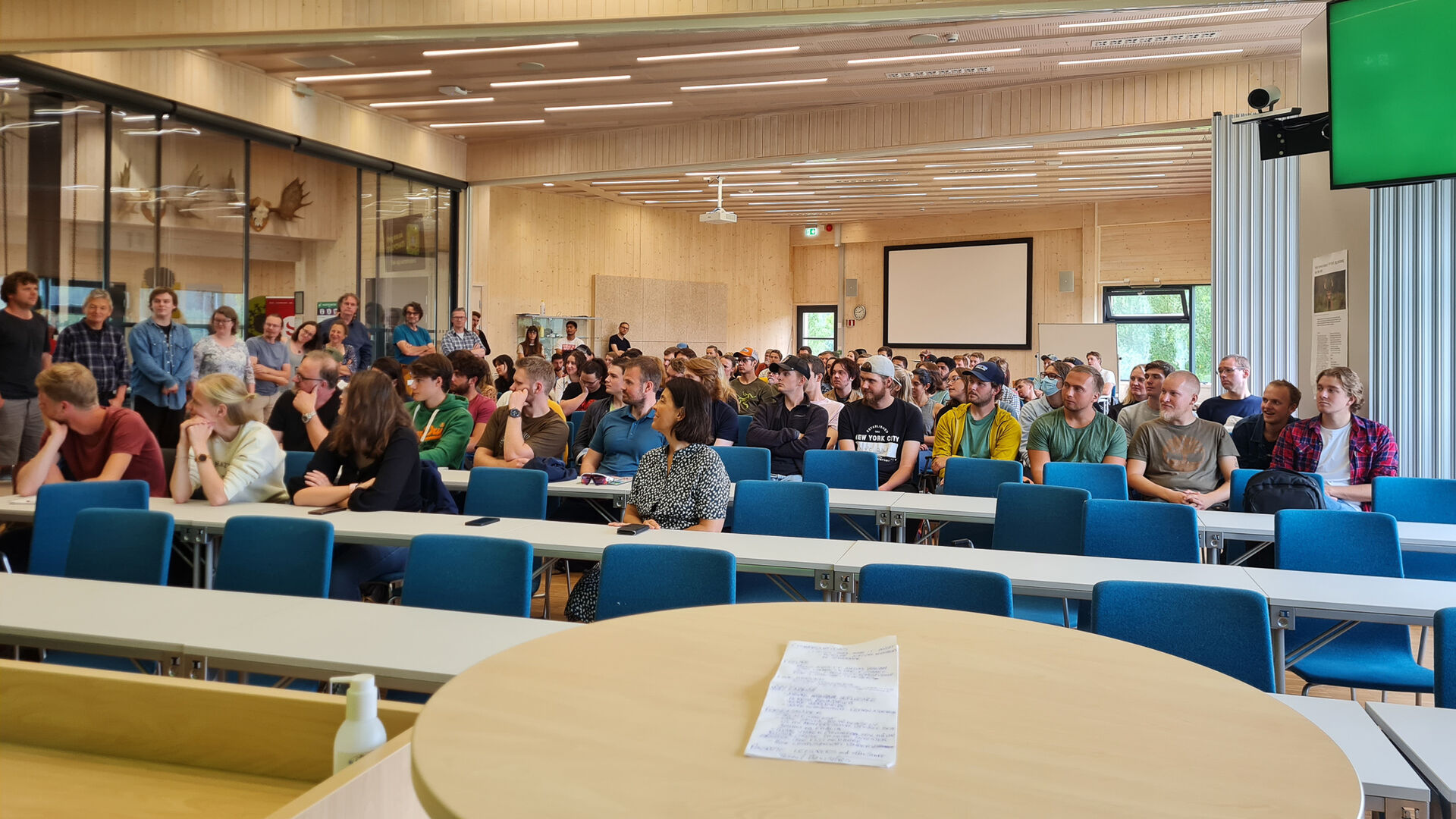 Studenter på Evenstad inne i klasserom