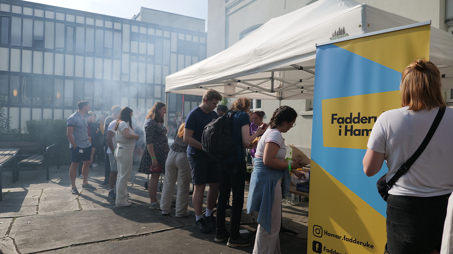 Studenter i kø foran telt for mat ved studiestart