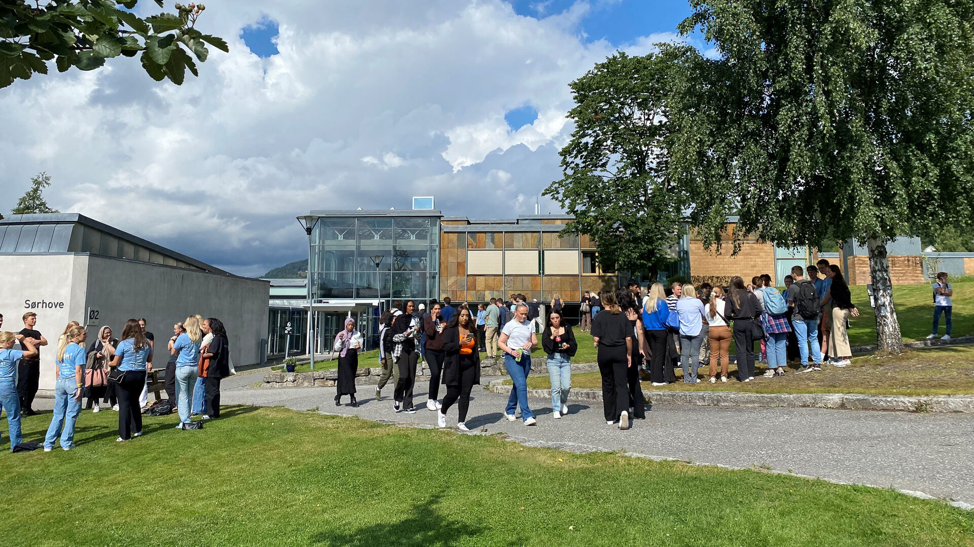 Bidle av studenter utenfor høgskolen i LIllehammer