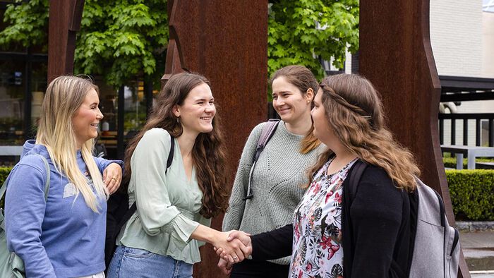 Studenter som håndhilser. 