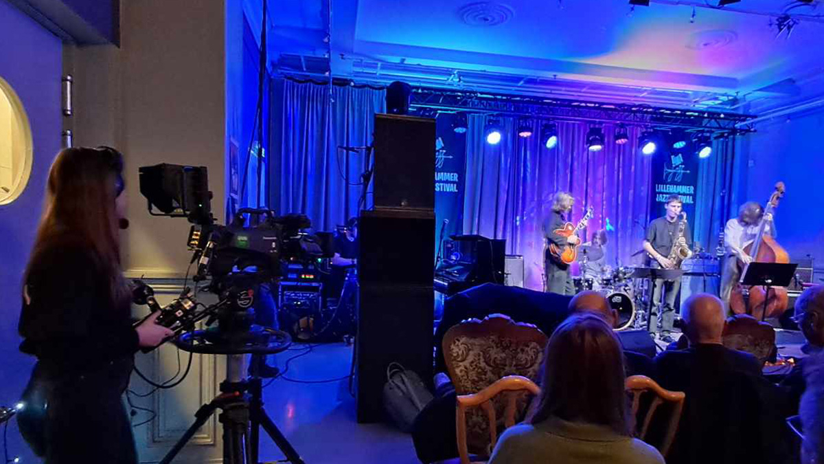 Studentene fra TV-skolen filmer konsertene som en flerkameraproduksjon. Her er det Britt Heidi Byberg som fører kamera.