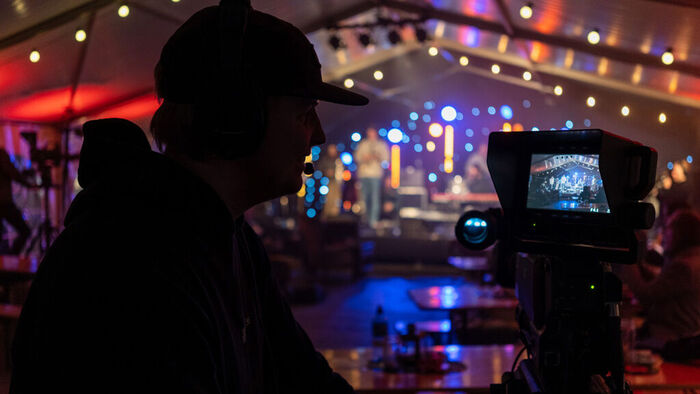Student som filmer scenen på ev av konsertene under Dølajazz