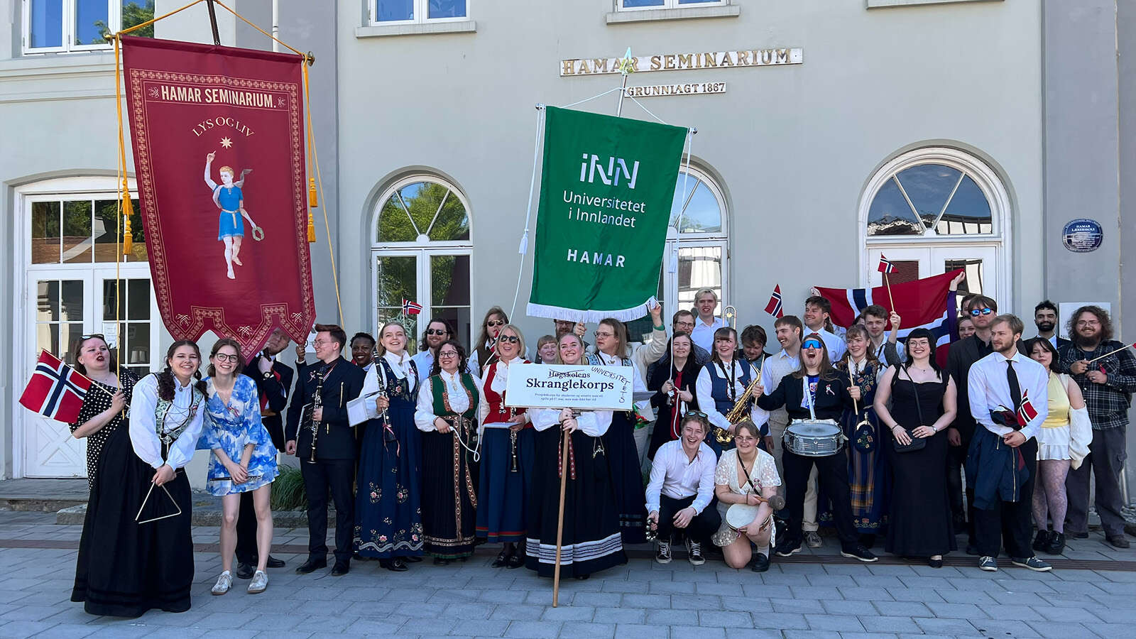 Flagging foran hovedbygget på Hamar