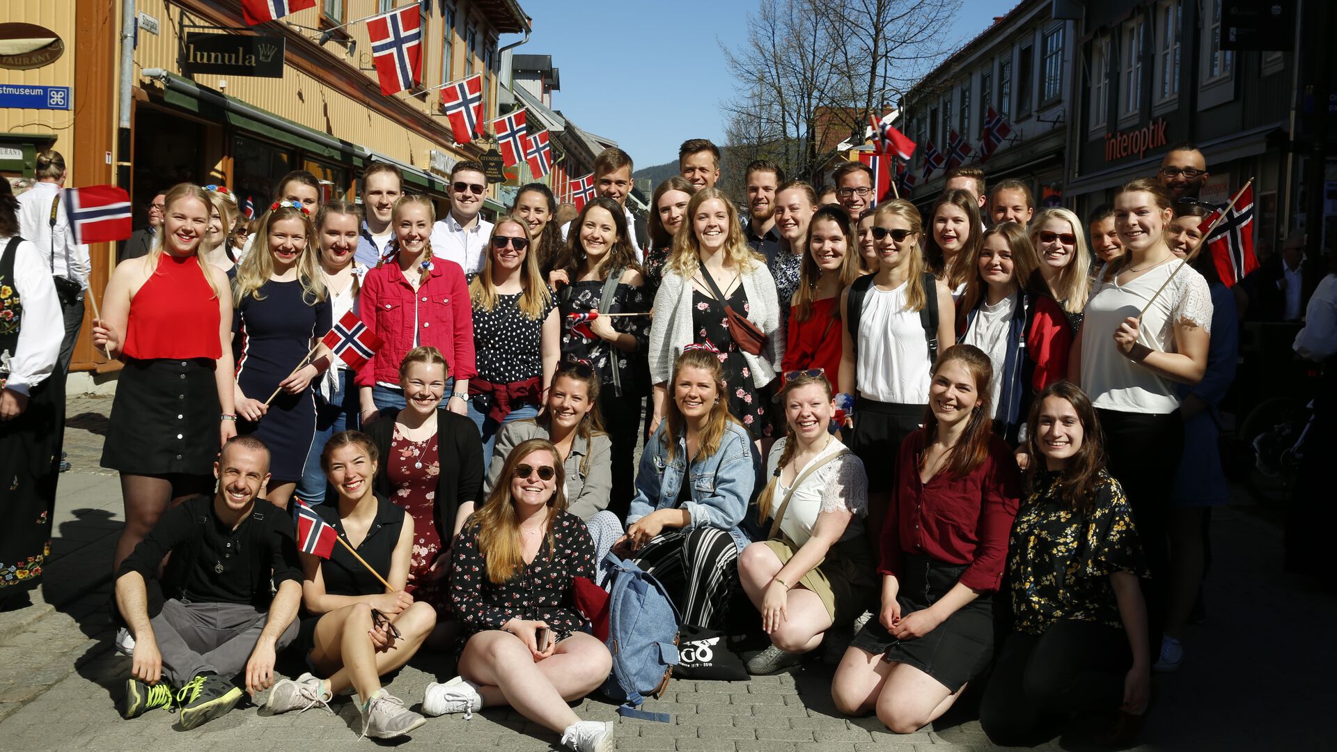 Norges flagg med blå himmel bak. Foto: Colourbox