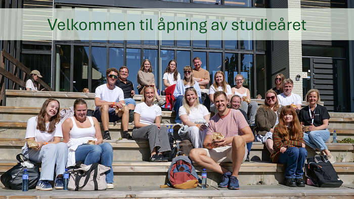 Nye studenter sitter å nyter sola i trappa på campus Hamar. Ser varmt ut, folk har t-shirts og shorts på seg.