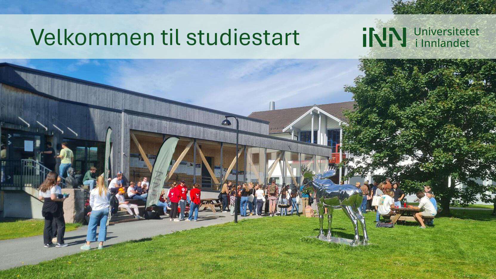 Studiestart bilde fra Evenstad med mange nye studenter utenfor nybygget.