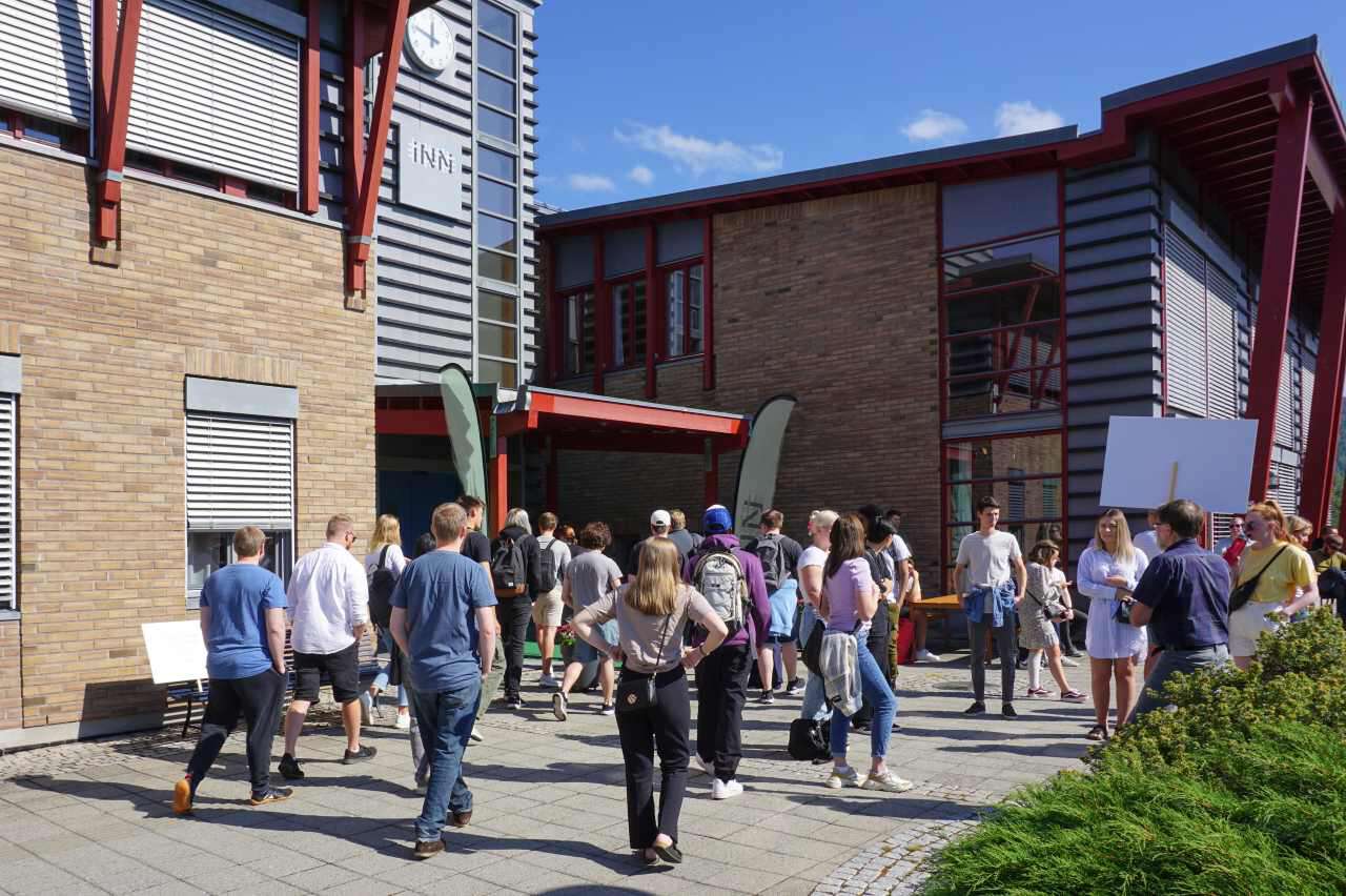 Mange studenter er på vei inn inngangen på campus Rena. 