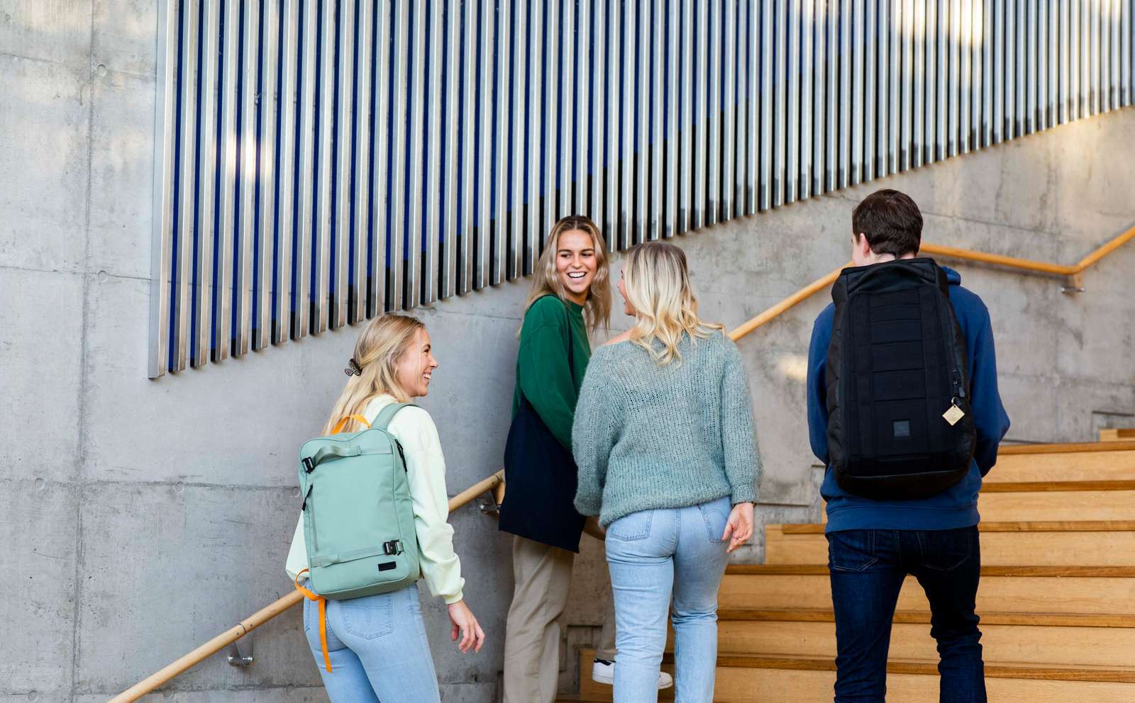 Fire studenter som går og snakker sammen