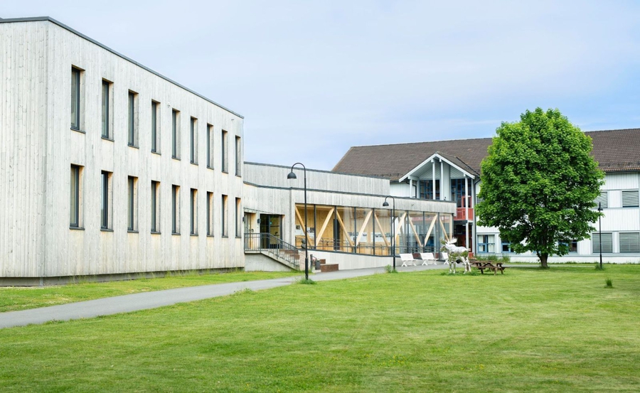 Bilde av Annes hus og den gamle hovedbygningen på campus Evenstad.
