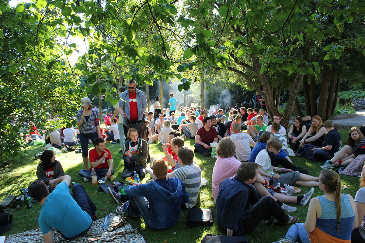 Bilde av studenter som deltar på fadderuka i hagen på studiested Hamar.