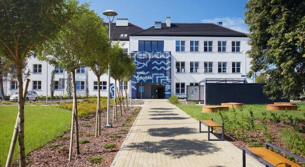 Hovedinngangen til universitetet