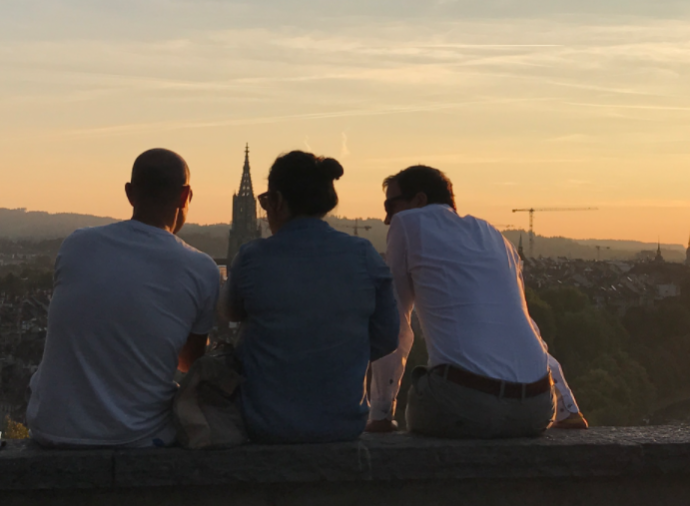 Studenter som ser på solnedgangen over byen Bern