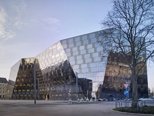 Universitetsbiblioteket designet med speilende vinduer
