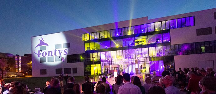Studenter og ansatte foran åpningen av et av Fontys sine bygg