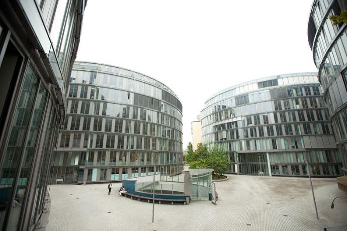 Hovedinngangen til universitetet