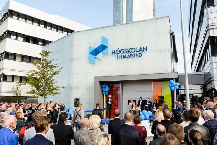 Mennesker samlet foran hovedinngangen til høgskolen