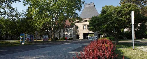 Inngangspartiet til hovedbygningen