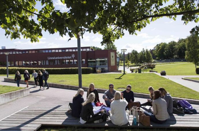 Studenter samlet utenfor universitetet