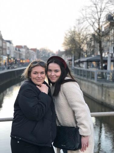 Kvinnelige utvekslingsstudenter for en elv