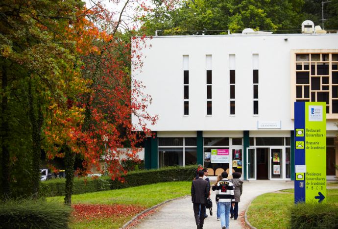 Studenter som går mot et av universitetets bygg