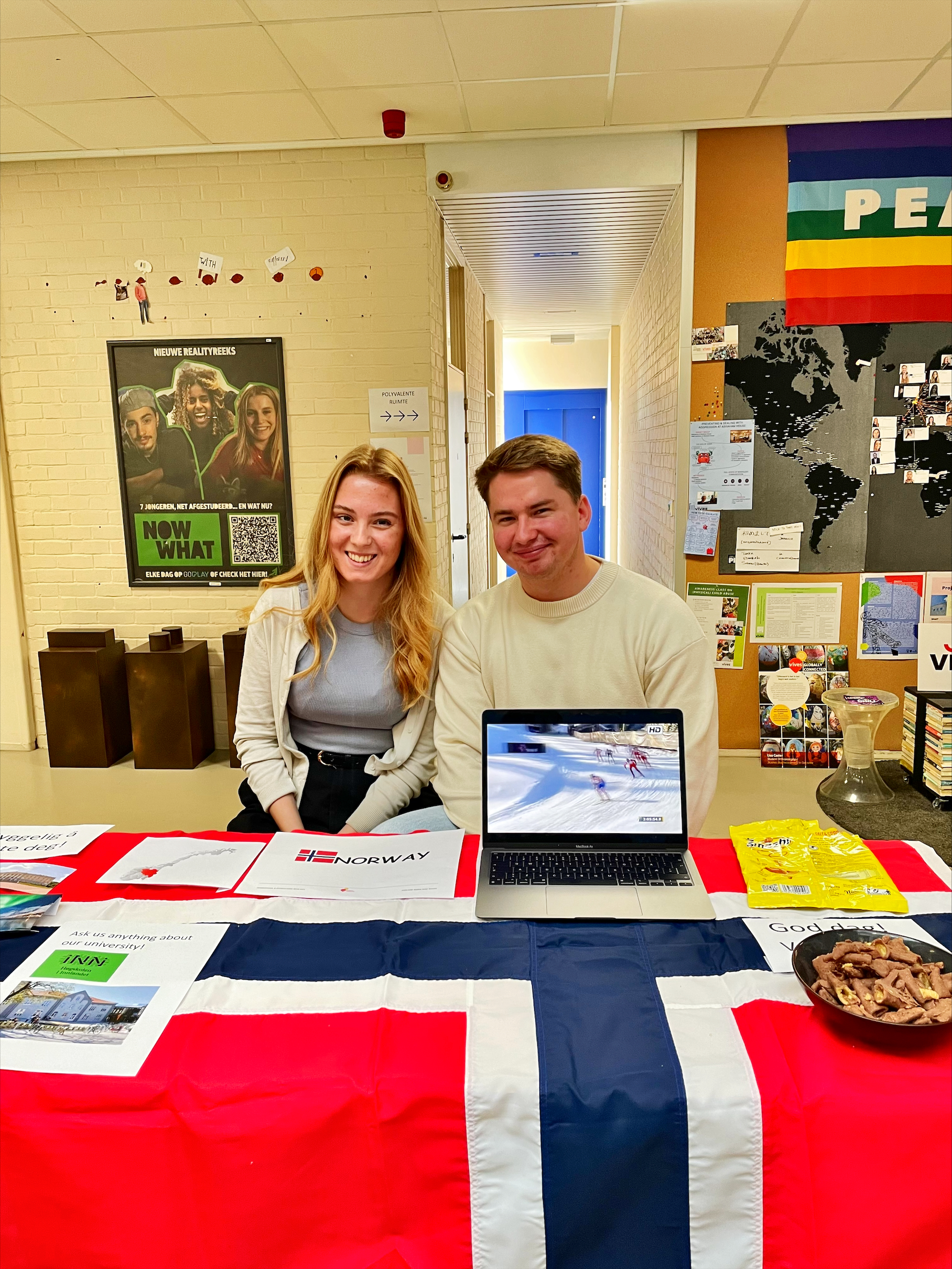 Nathalie og vennen Michael sitter på stand for å representere Norge under et arrangement på skolen.