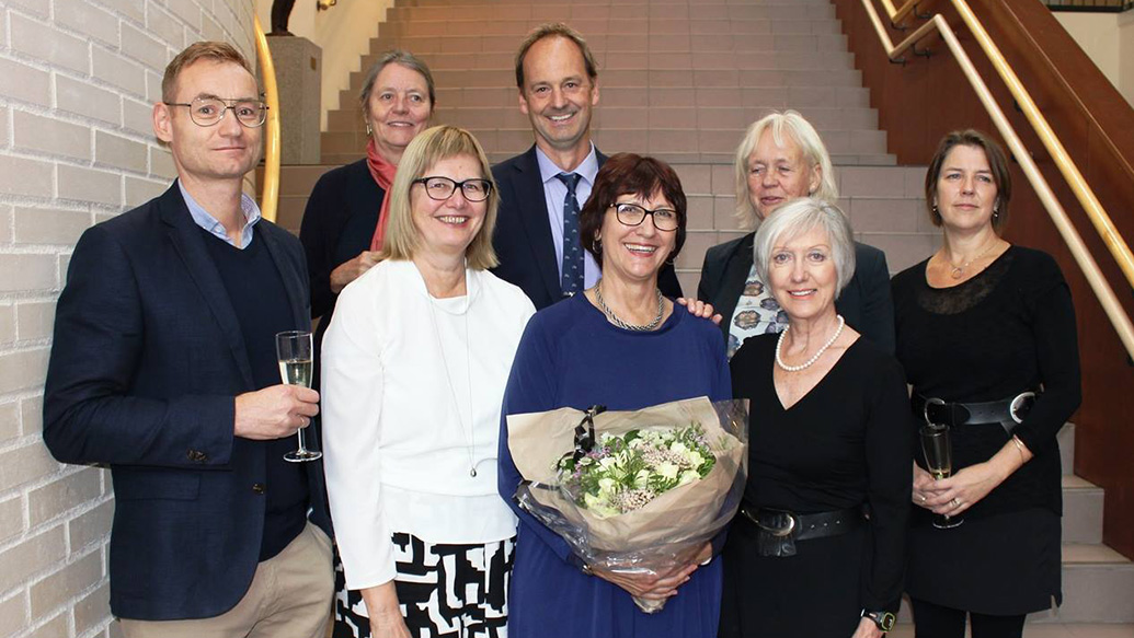 Emmerentia Kirchner (i midten med blomster) sammen med veiledere og opponenter ved fullført disputas. (Foto: HINN)