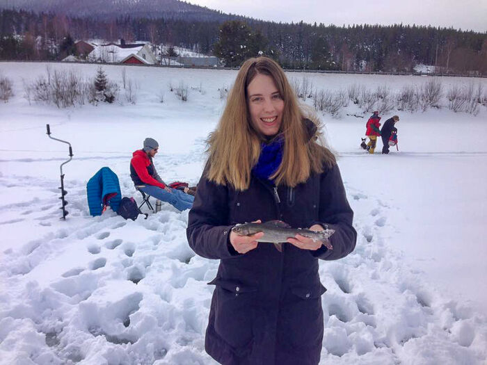 Bilde av forsker på isen på et vann