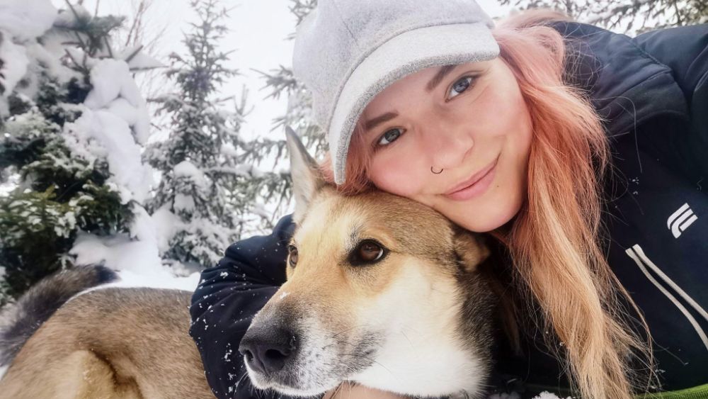 Portrettbilde av Giorgia Ausilio og hunden hennes