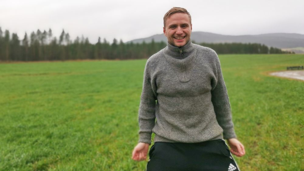 Bilde av Magnus Barmoen ute på et jorde