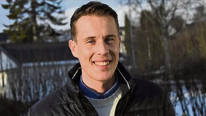 Bilde av Ole Andreas ute foran skog med litt snø