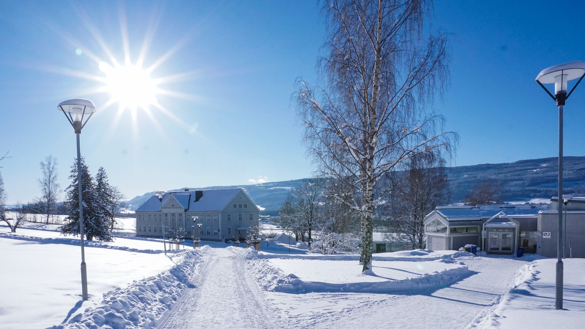 Bilde av Høgskolen i Innlandet campus Lillehammer om vinteren.