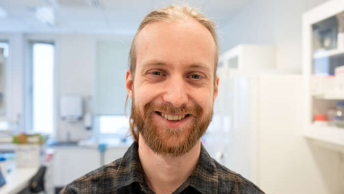 Mann med skjegg i en lab