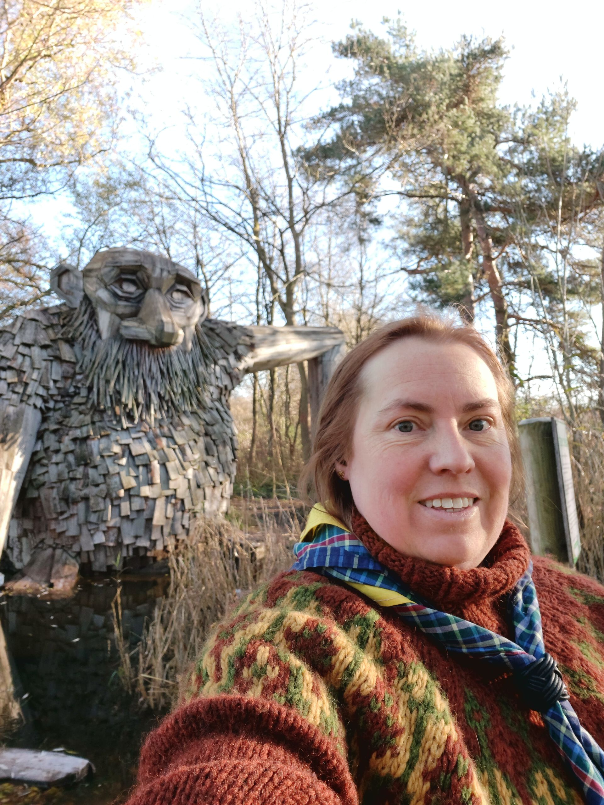 Ingunn Solbakken foran ett av trollene til den danske kunstneren Thomas Dambo.