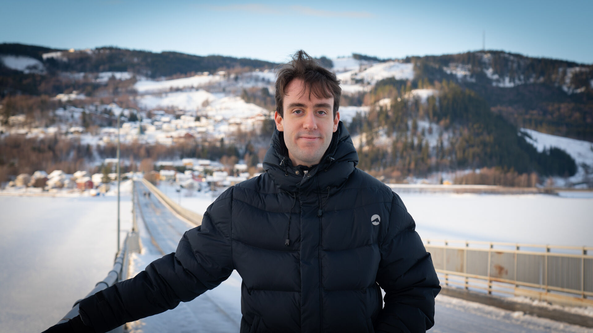 Portrettbilde av Stian Orm, han ser i kamera og smiler.