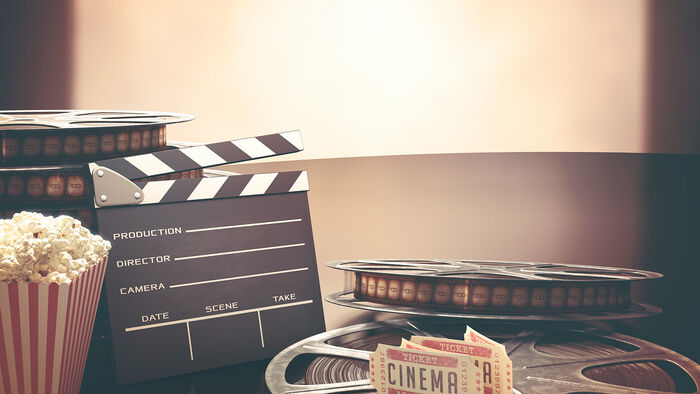 Klapper, filmruller, kinobilletter og popcorn
