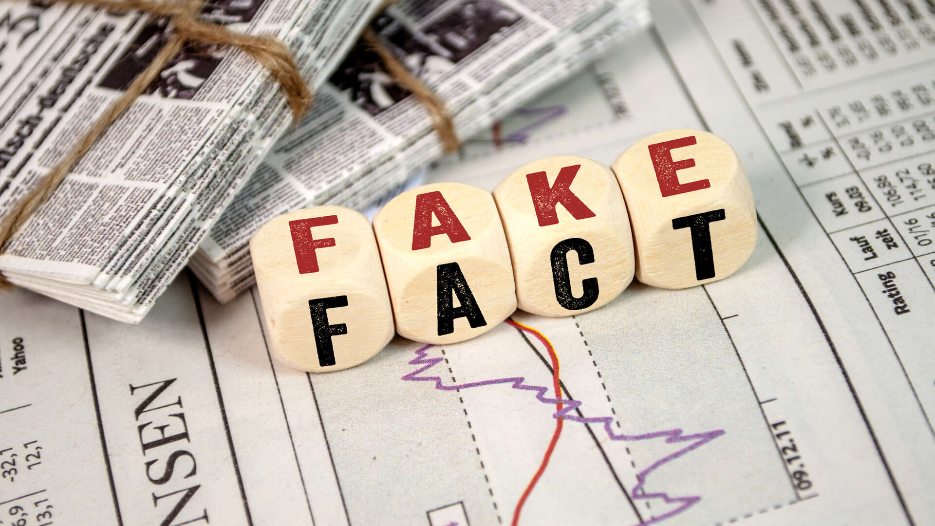 terninger med teksten fake-fact oppe på en avis