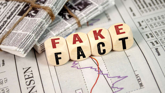 terninger med teksten fake-fact oppe på en avis