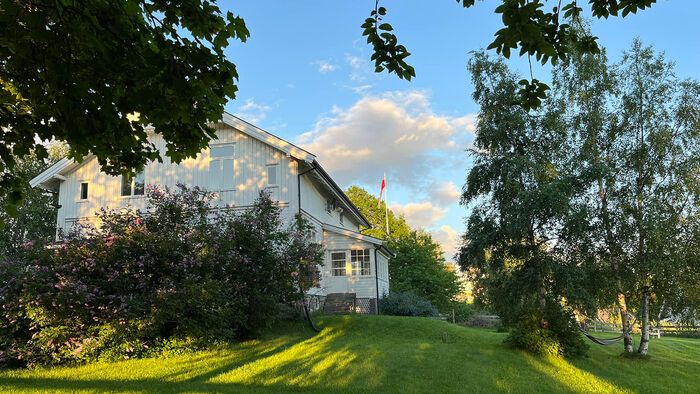 Bilde av prestegården sett fra hagen.