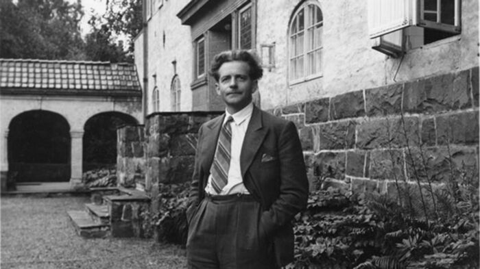 Kristian Schjelderup foran Nansenskolen i Lillehammer.